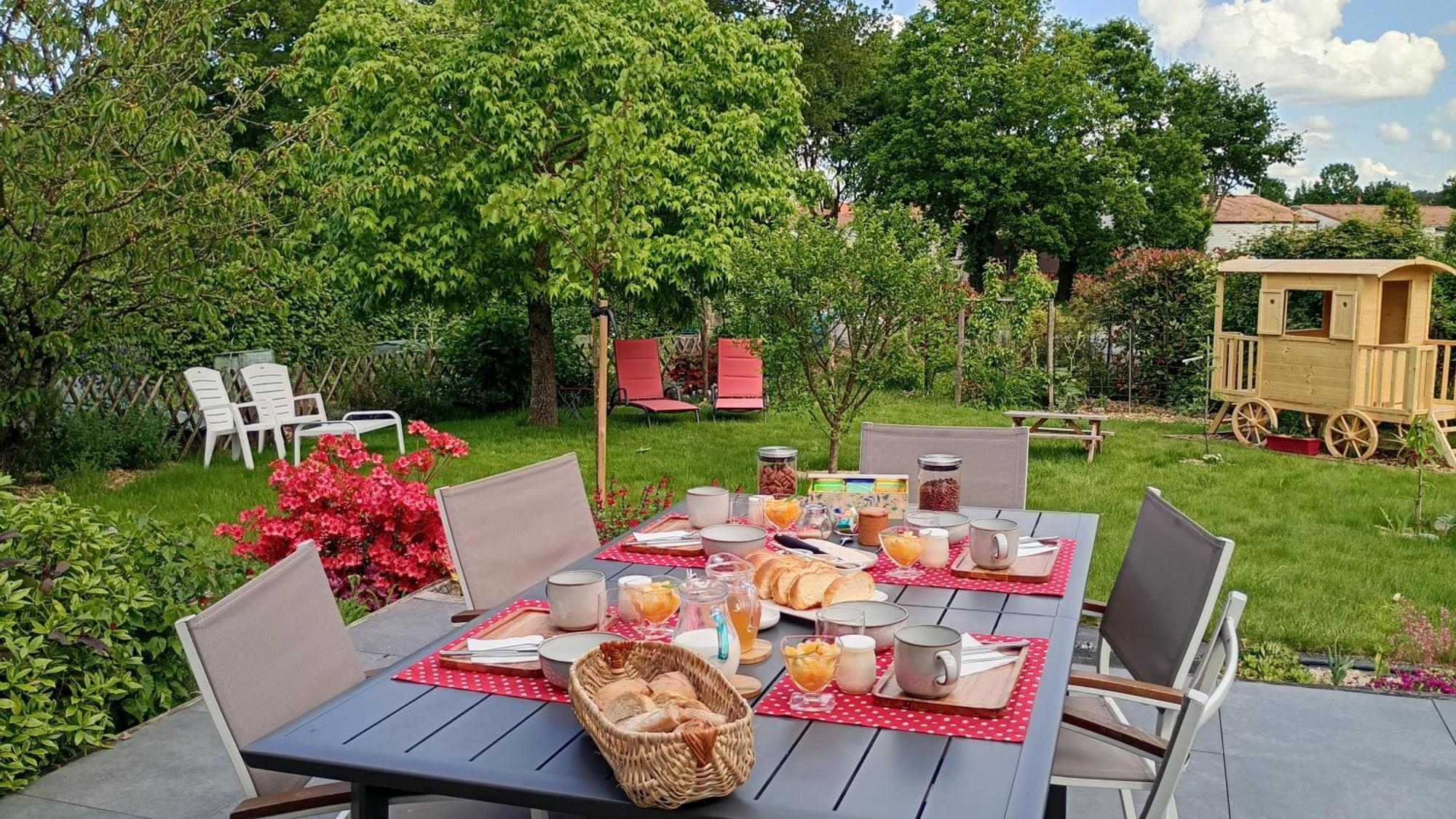Bed and Breakfast Les Terrasses Saint-Paul-en-Pareds Exteriér fotografie
